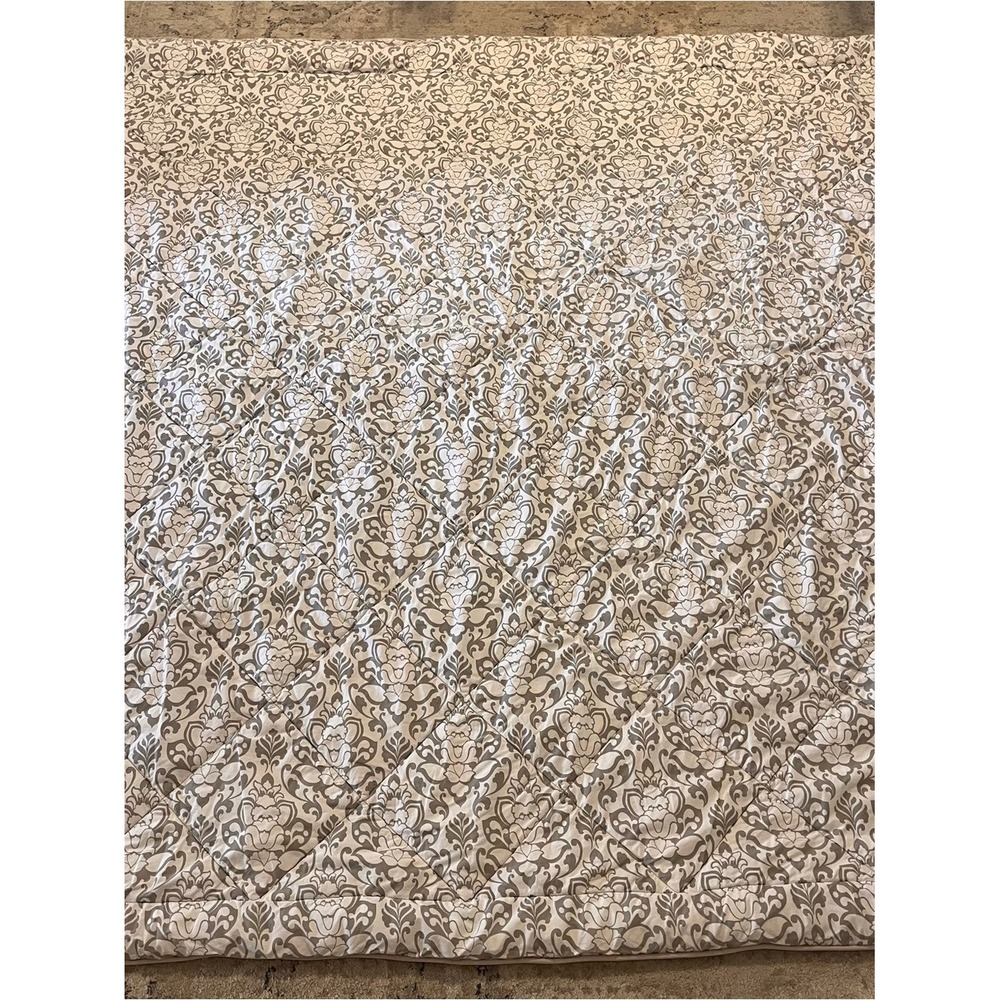 Pottery Barn Reversible Floral Damask Quilted comforter 2 cases in grey/White